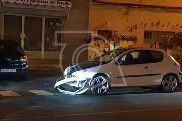 Un motorista sufre lesiones en una colisión con un coche en Lomo Cementerio (Foto TA)